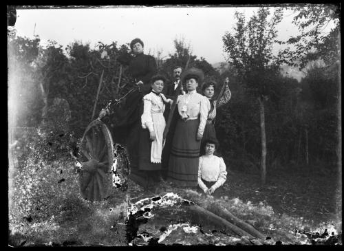 Anonimo, Foto di gruppo, 1910 circa, gelatina ai sali d'argento/ vetro, CC BY-NC-ND