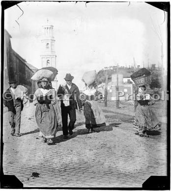 Primoli, Giuseppe, Contadini che si recano al mercato sulla via Ostiense presso la Basilica di San Paolo fuori le mura, 1890 circa, Lastra di vetro alla gelatina al bromuro d'argento, CC BY-NC-ND