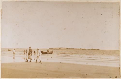 Ignoto, Paesaggio marino con indigeni ed europei, XIX secolo, carta/ gelatina ai sali d'argento, CC BY-SA