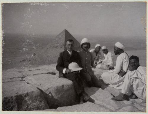 Ignoto, Sulla cima della piramide di Cheope, XX secolo, carta/ gelatina ai sali d'argento, CC BY-SA
