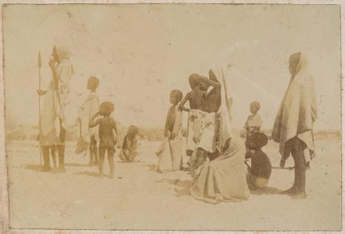 Ugo Ferrandi, Gruppo di indigeni, XIX secolo, carta/ gelatina ai sali d'argento, CC BY-SA