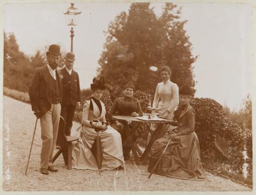 Ignoto, Ritratto di gruppo in posa davanti a villa Faraggiana a Meina (NO)., XIX-XX secolo, carta/gelatina ai sali d'argento, CC BY-SA