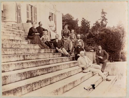 Ignoto, Ritratto di gruppo in posa sulla scalinata di villa Faraggiana a Meina (NO)., XIX-XX secolo, carta/gelatina ai sali d'argento, CC BY