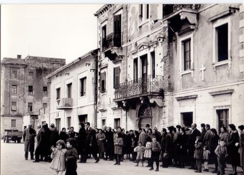 ignoto, funerale a Zara, ani '50  - I  - folla in attesa dell'inizio cerimonia, XX secolo, CC BY-SA