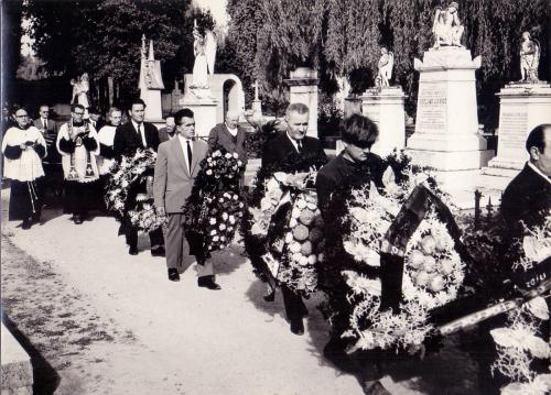 non noto, funerale a Zara, ani '50  - III  - - il corteo davanti alla tomba Luxardo, XX secolo, CC BY-SA