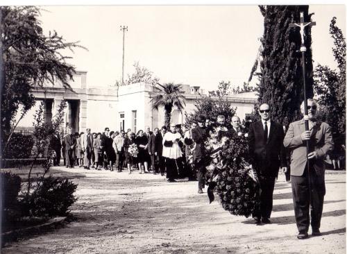 ignoto, funerale a Zara, ani '50  - II  - ingresso cimitero Zara, XX secolo, CC BY-SA