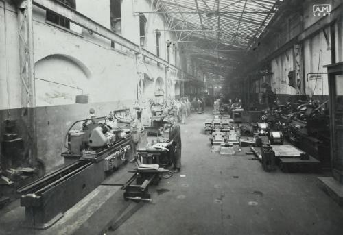 Interno officina, 1947, CC BY-SA Interno officina, 1947, CC BY-SA