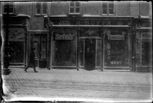 Sconosciuto, Vetrina del negozio fotografico “Rodolfo Buffa” durante una nevicata a Trieste, Negativo sul lastra di vetro, CC BY-SA