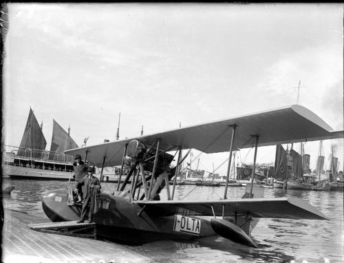 Sconosciuto, Idrovolante CANT 10 “I-OLTA” ormeggiato nel porto di Trieste, Negativo sul lastra di vetro, CC BY-SA