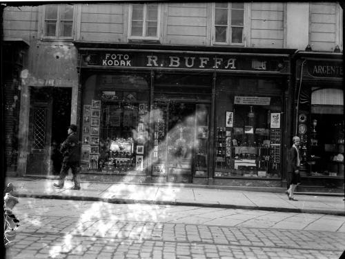 Sconosciuto, Vetrina del negozio fotografico “Rodolfo Buffa” a Trieste, Negativo sul lastra di vetro, CC BY-SA