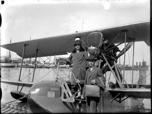 Sconosciuto, Passeggeri in posa su idrovolante CANT 10 nel porto di Trieste, Negativo sul lastra di vetro, CC BY-SA