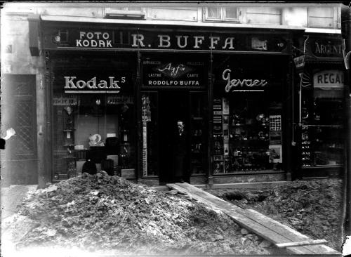 Sconosciuto, Vetrina del negozio fotografico “Rodolfo Buffa” a Trieste, Negativo sul lastra di vetro, CC BY-SA
