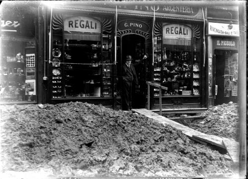 Sconosciuto, Vetrina del negozio di argenteria e regali “G. Pino” a Trieste, Negativo sul lastra di vetro, CC BY-SA