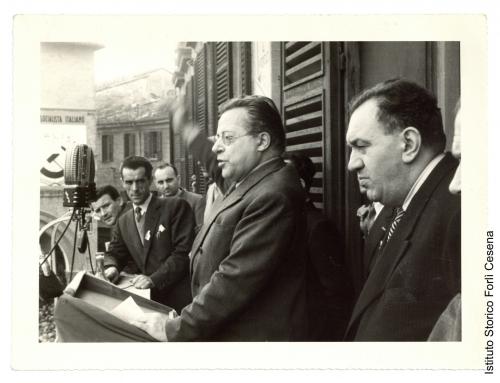 Partito comunista italiano - Federazione provinciale di Forlì, Comizio di Palmiro Togliatti dal balcone del municipio di Forlì, 1951, stampe gelatina bromuro d'argento/carta, CC BY-SA