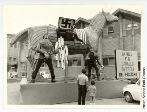 Partito comunista italiano - Federazione provinciale di Forlì, Festival dell'Unità al Palazzetto dello Sport di Villa Romiti (Forlì), 4/09/1969, stampe gelatina bromuro d'argento/carta, CC BY-SA