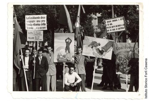 Partito comunista italiano - Federazione provinciale di Forlì, Manifestazione per l'Assemblea Costituente in Piazza Saffi a Forlì, 01/05/1946, stampe gelatina bromuro d'argento/carta, CC BY-SA