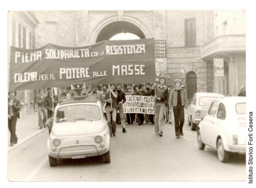 Partito comunista italiano - Federazione provinciale di Forlì, Scioperi delle scuole cesenati contro il golpe in Cile, 10/1973, stampe gelatina bromuro d'argento/carta, CC BY-SA