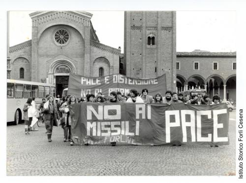 Partito comunista italiano - Federazione provinciale di Forlì, Manifestazione degli studenti per la pace, piazza Saffi (Forlì), 18/12/1982, stampa gelatina bromuro d'argento/carta, CC BY-SA