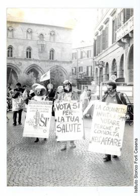 Partito comunista italiano - Federazione provinciale di Forlì, Manifestazione in occasione del referendum abrogativo sull'uso dei fitofarmaci, piazza Saffi (Forlì), 03/06/1990, stampe gelatina bromuro d'argento/carta, CC BY-SA
