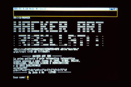 Tommaso Tozzi, Schermata iniziale di Hacker Art BBS, 1990, Stampa fotografica da file digitale di Bullettin Board System, CC BY-NC-SA