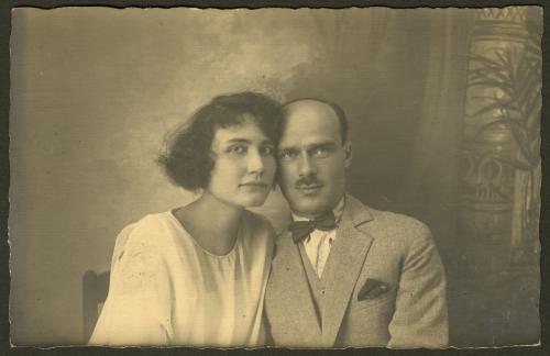 Carlo Pacini (c/o Studio fotografico Tuccino Bracci, Via della porta 1, Montecalvoli, Pisa, Italia), Ritratto di Adriana Pacini ed Ernesto Tozzi, 1923, Stampa fotografica, CC BY-NC-SA