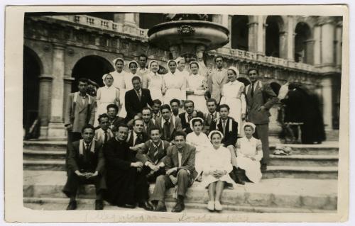 Sconosciuto, Gruppo di studenti fiorentini della F.U.C.I. in pellegrinaggio a Loreto., 1946 circa, Stampa fotografica su cartolina postale, CC BY-NC-SA