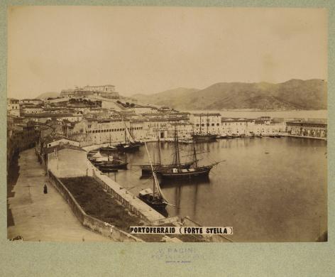Pacini Vincenzio, Veduta del porto di Portoferraio con sullo sfondo il Forte Stella (fronte), 1890 circa, Stampa fotografica su albumina, CC BY-NC-SA