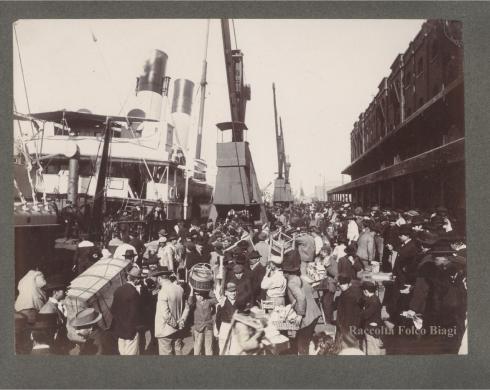 Partenza del Perseo. L’imbarco degli italiani a Buenos Aires, gelatina ai sali d'argento, CC BY-SA