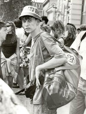 Bove, Pasquale, Hooligans a Rimini, 1990, gelatina a sviluppo, CC BY-SA