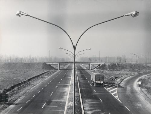 Publifoto, Fondo Dalmine e partecipate - Autostrada Milano - Piacenza. Pali lisci e rastremati per illuminazione, 1957 circa, CC BY-NC-ND