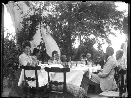 Vinci (Fi) Villa Dianella - Parte della famiglia a tavola in terrazza, 1920 circa, gelatina ai sali d'argento/ vetro, CC BY-NC-ND
