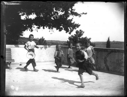 Vinci (Fi) - Figli dei contadini  giocano sulla terrazza della villa, 1920 circa, gelatina ai sali d'argento/ vetro, CC BY-NC-ND