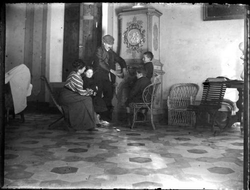 Vinci (Fi) - Famiglia si riscalda alla stufa, 1920 circa, gelatina ai sali d'argento/ vetro, CC BY-NC-ND