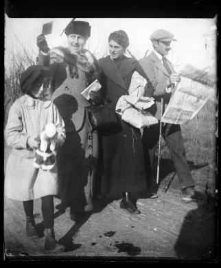San Gimignano (Si) - A passeggio con nonna Rita che osserva negativi con la figlia Emma, 1920 circa, gelatina ai sali d'argento/ vetro, CC BY-NC-ND