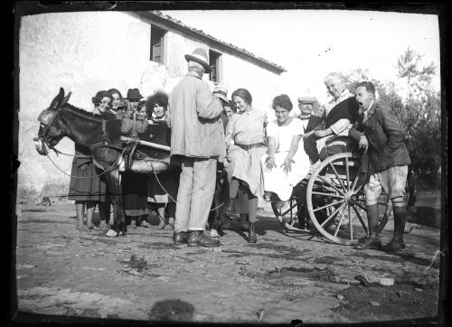 Vinci (FI) - Preparazione della foto di gruppo in uno dei poderi , 1920 circa, gelatina ai sali d'argento/ vetro, CC BY-NC-ND