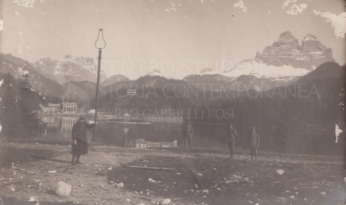 Anonimo, Soldati sul lago di Misurina, XX secolo, Fotografia, CC BY-SA