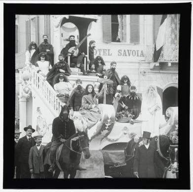 Guido Zeppini, 1911 - Carnevale di Viareggio - «Le tentazioni di Satana» carro allegorico di Alfredo Fontanini, 1911, Lastra fotografica positiva su vetro al bromuro d'argento, CC BY-NC-ND