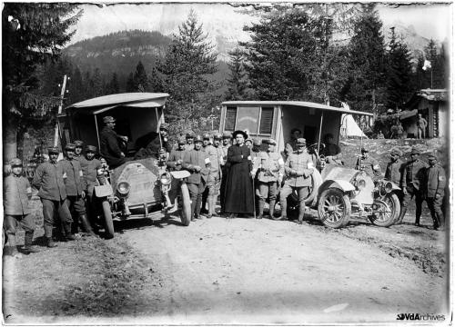 François-Jean-Baptiste Martinet, Prima guerra mondiale. Soldati e cappellano in posa vicino alle ambulanze a Misurina, 1917 circa, Negativo gelatina-bromuro su pellicola, CC BY-NC-SA