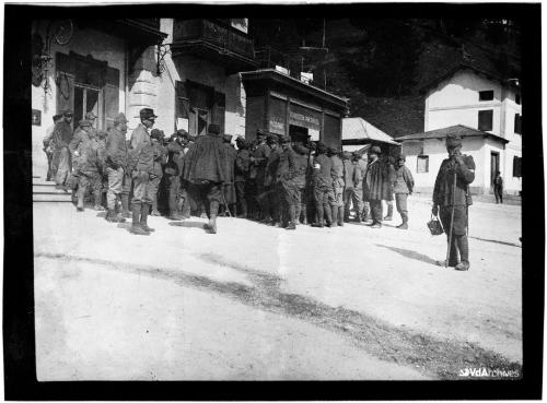François-Jean-Baptiste Martinet, Prima guerra mondiale. Raduno dei soldati davanti all'albergo Misurina Vecellio sede del comando militare, 1917 circa, Negativo gelatina-bromuro su pellicola, CC BY-NC-SA