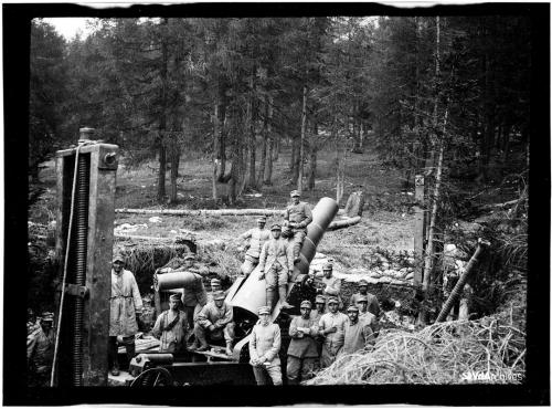 François-Jean-Baptiste Martinet, Prima guerra mondiale. Soldati in posa su un cannone a Misurina, 1917 circa, Negativo gelatina-bromuro su pellicola, CC BY-NC-SA