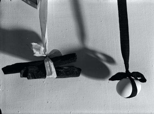 Natura morta con uovo e carboni, 1936 circa, CC BY-ND